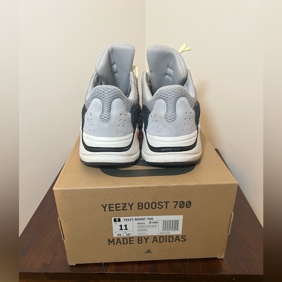 Yeezy Adidas Boost 700 Wave Runner in Solid Grey/Chalk White/Core Black - Picture 3 of 4